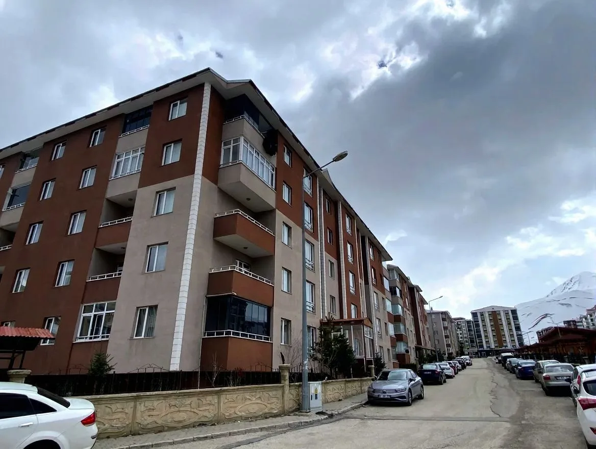 Palandöken Hüseyin Avni Ulaş'ta 5. Kat 160 m² 3+1 Kiralık Daire - 1