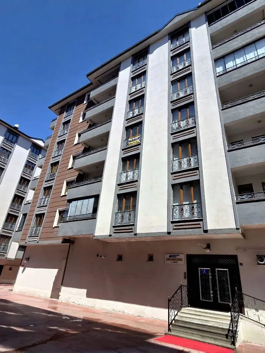 Palandöken Hüseyin Avni Ulaş'ta 3 Yaşında 3. Kat 165 m² 3+1 Kiralık Daire - 1