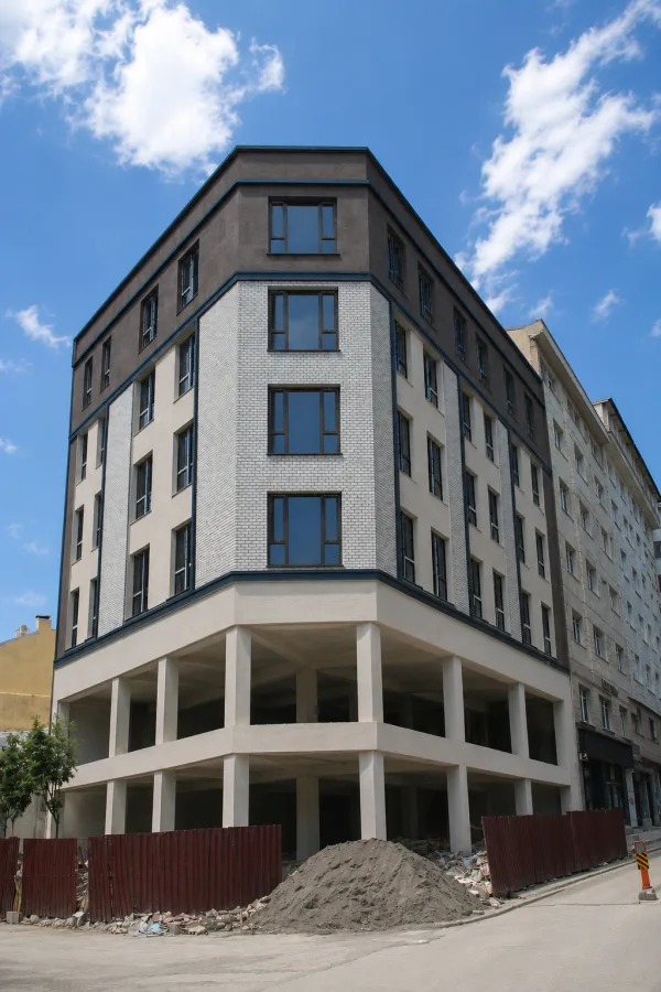 KÖŞE BAŞI • 3 CEPHELİ • ÖNÜ AÇIK • MERKEZİ KİRALIK İŞYERİ
