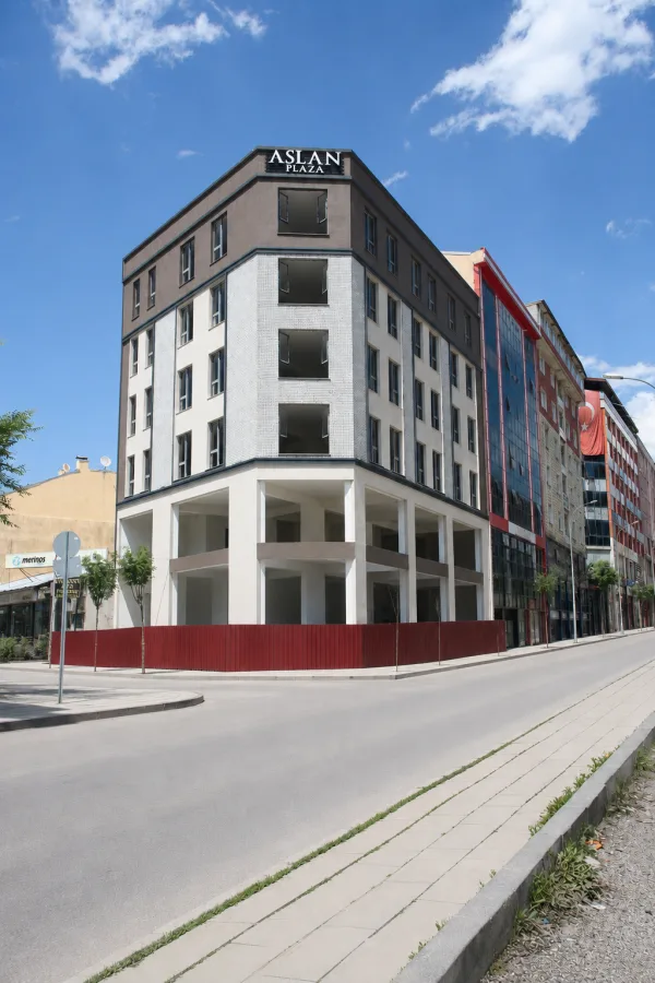 ERZURUM MERKEZDE YENİ TESLİM 1.000 m² KURUMSAL TİCARİ BİNA