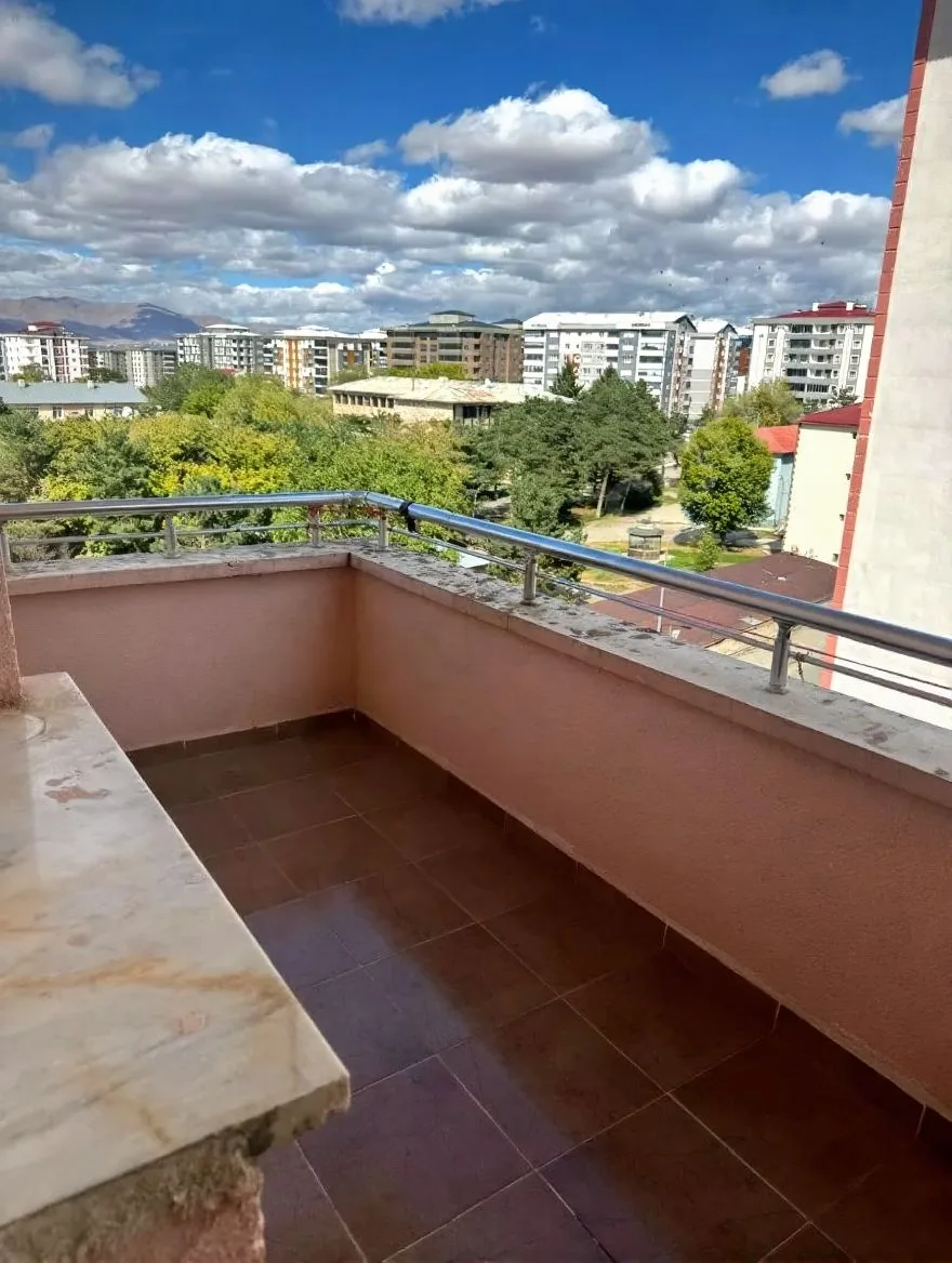 ERZURUM KİRALIK 3+1 DAİRE ARA/5 KAT 160M² YAKUTIYE