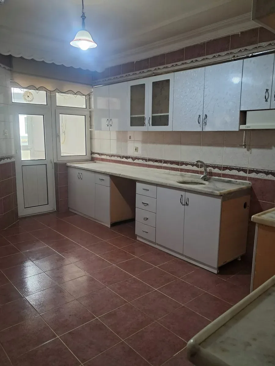 Yakutiye Lalapaşa'da 1. Kat 200 m² 3+1 Kiralık Daire
