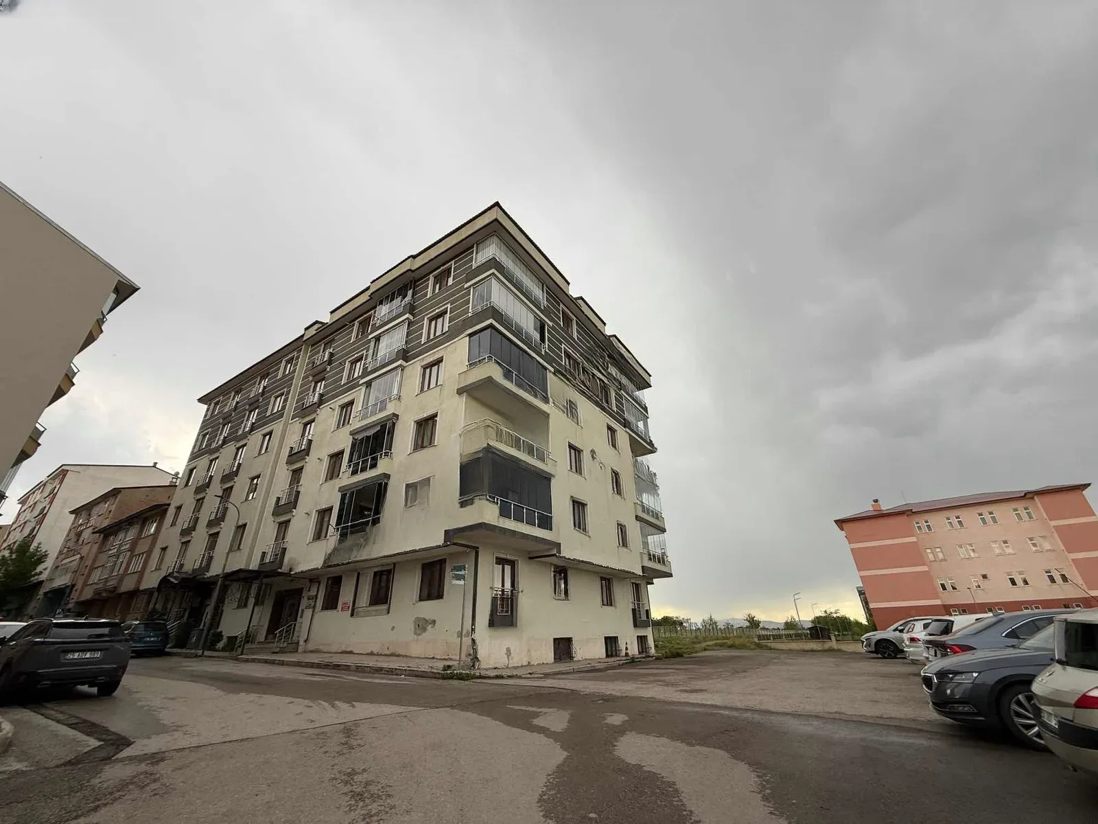 Yakutiye İstasyon'da 2. Kat 165 m² 3+1 Satılık Daire - Erzurum / Yakutiye / İstasyon / Ömer Nasuhi Bilmen Daire