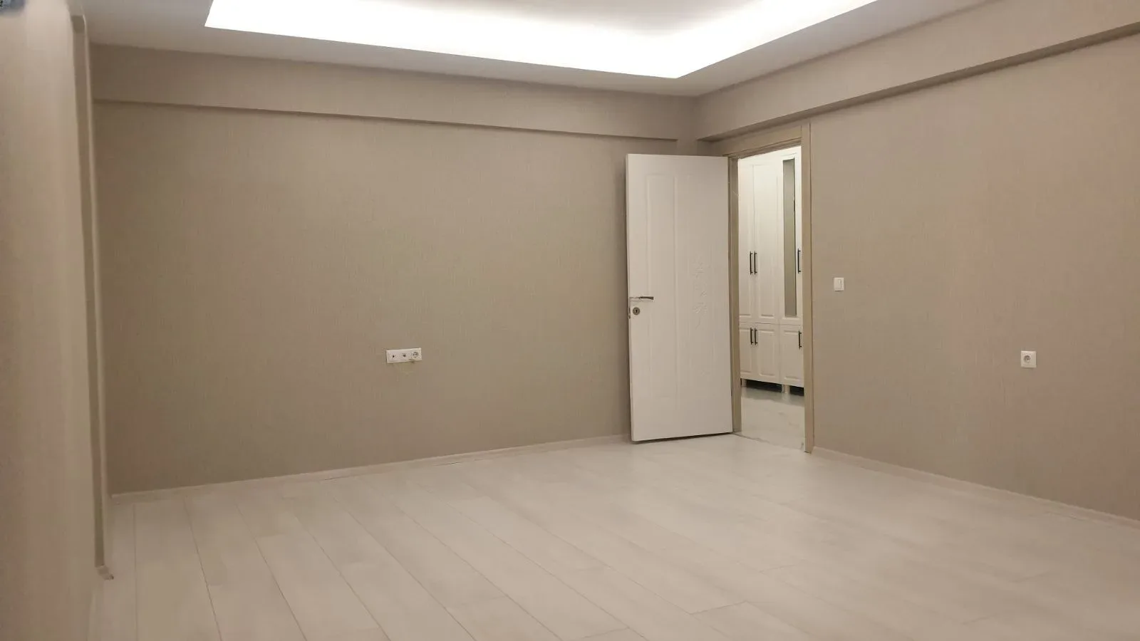 Palandöken Adnan Menderes'te 5 Yaşında 3. Kat 145 m² 3+1 Satılık Daire