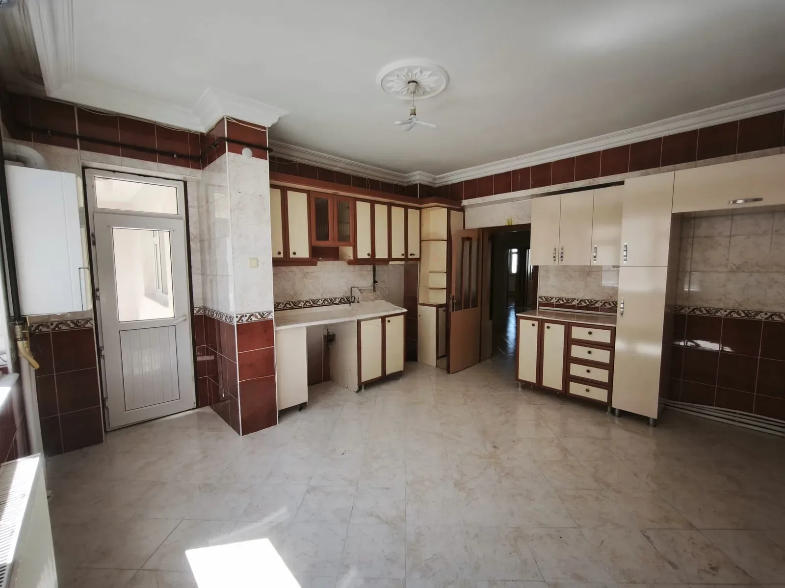 Palandöken Hüseyin Avni Ulaş'ta 3. Kat 200 m² 3+1 Kiralık Daire